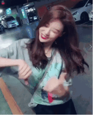  呼吁抖音“封殺”溫婉的那些人，像極了吃人的獸。